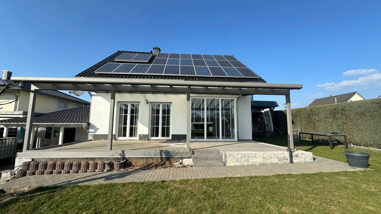 Freistehende Terrassenüberdachung aus Aluminium – Projekt von Solny